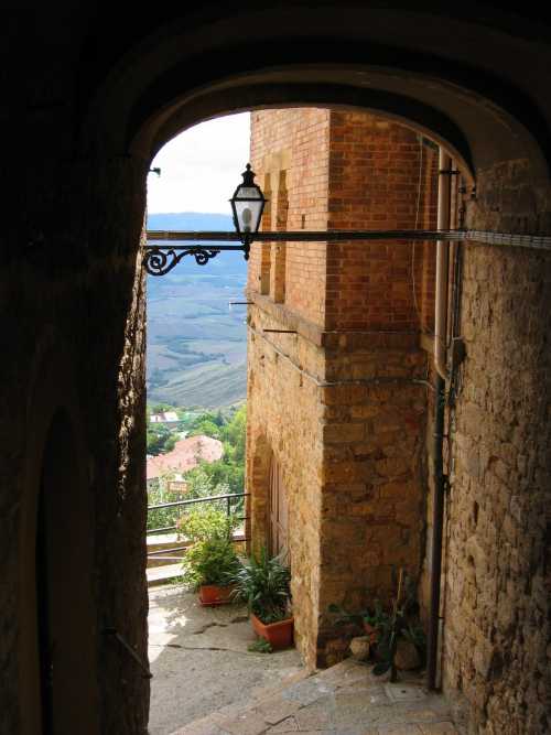 ...sotto l'arco ...