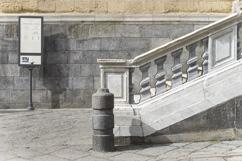 Chiesa di S. Chiara, Napoli, scale di accesso