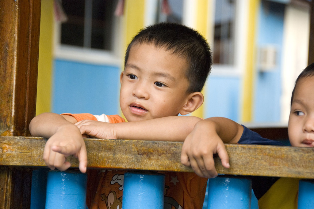 bambini alle case galleggianti di Sandakan