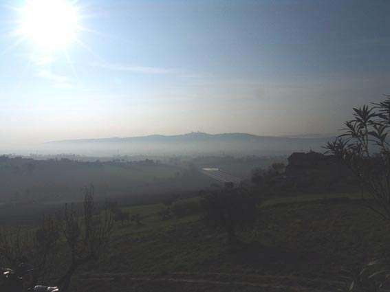 alba nella nebbia