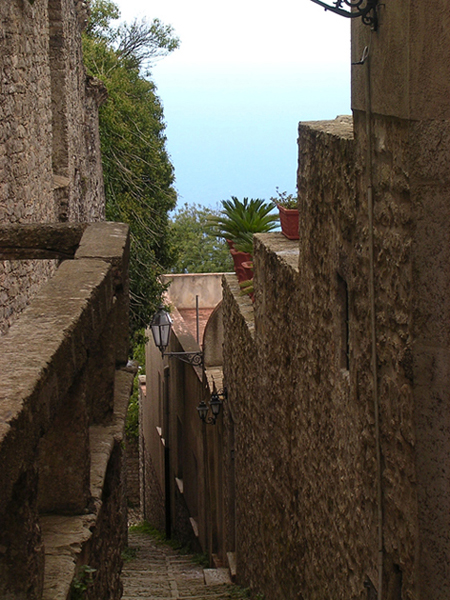 Scorcio ad Erice con vista sul mare
