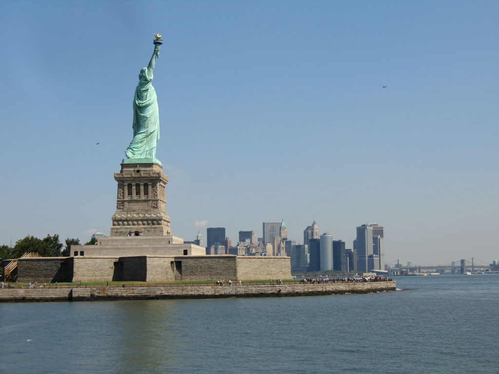 manhattan dietro la statua