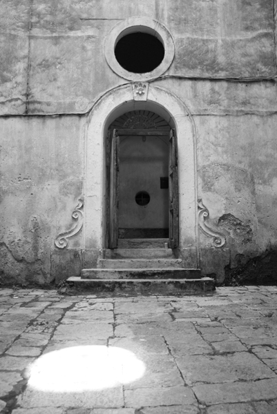 Sole nel cortile