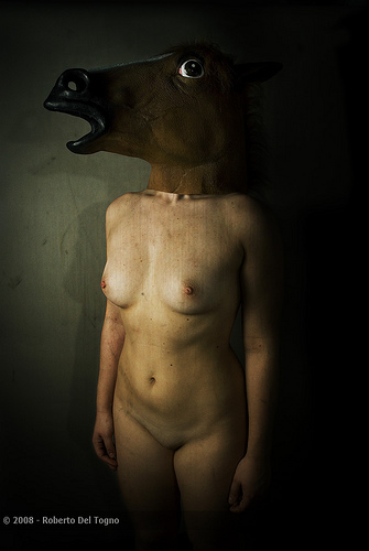 La donna con la testa di cavallo.