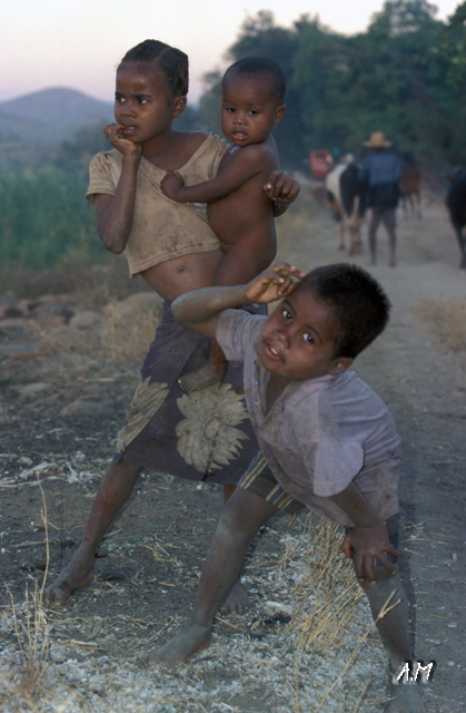Madagascar - bambini a Miandrivazo