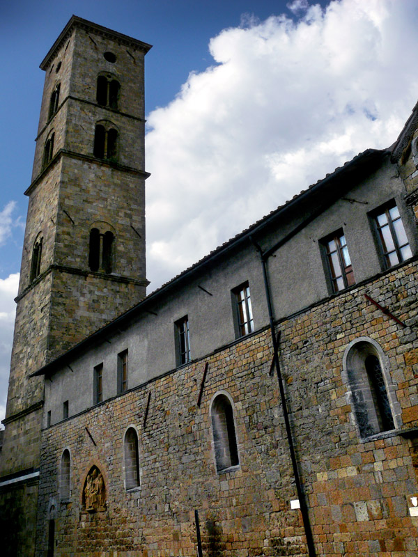 Palazzo con torre a Volterra