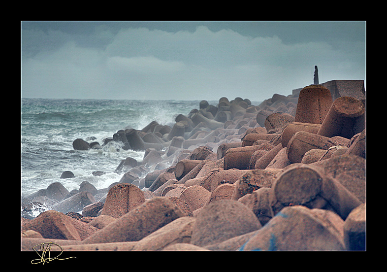 stormy seaside evening rep.05 ( three headed mass )