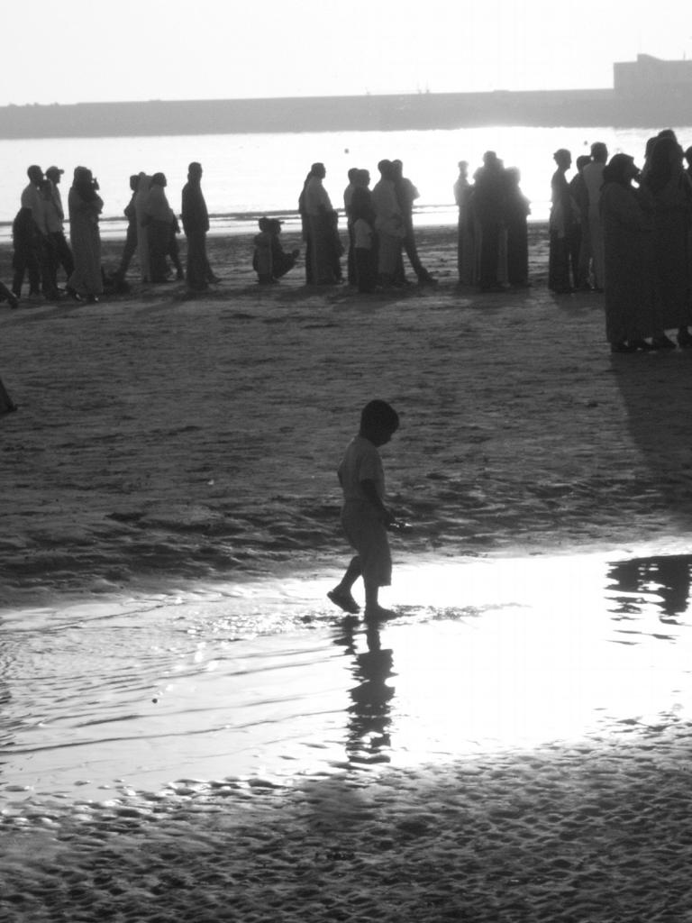 bimbo nell'acqua