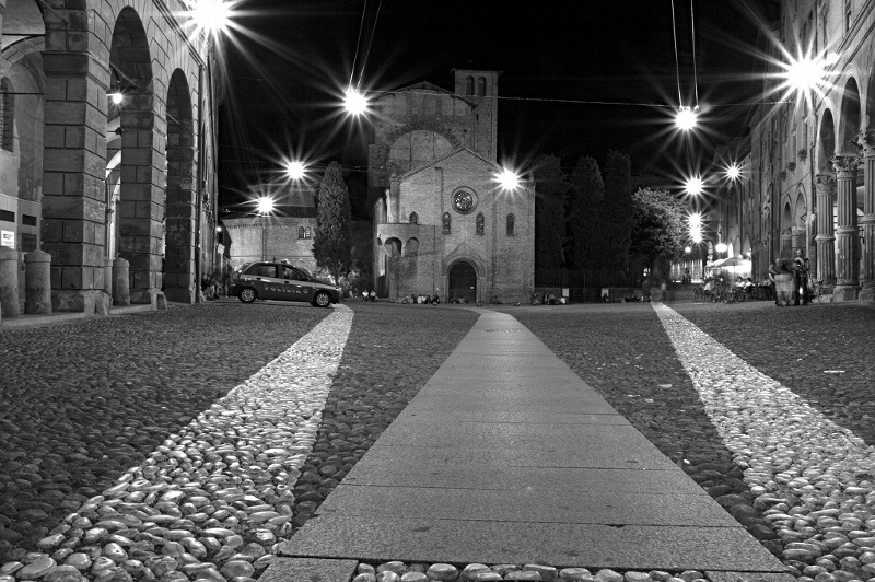 (Bologna) Piazza S. Stefano notturna