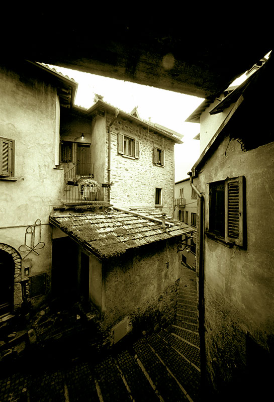 Como - antiche strutture ancora pulsanti 1