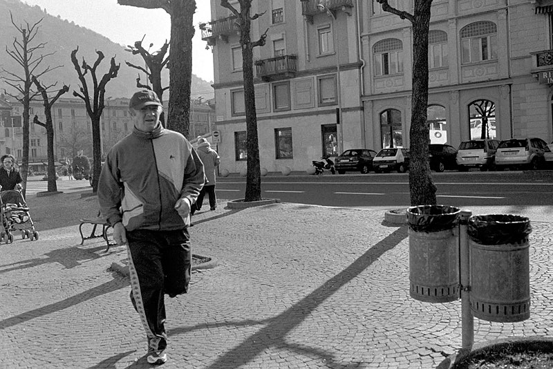 Como - maratoneta e bidoni rifiuti