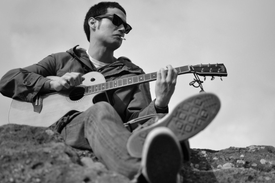 Tocando y fumando