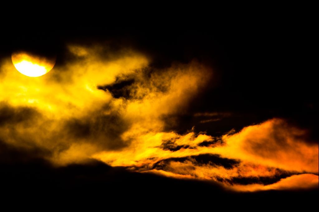 sole tra le nuvole
