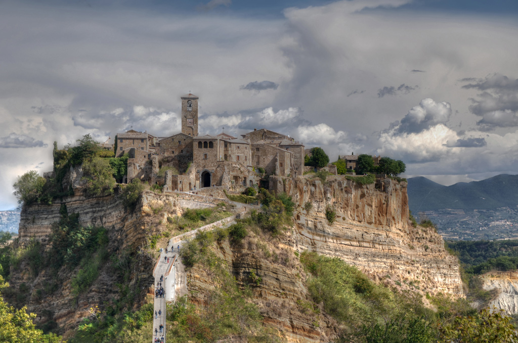 Una surreale Civita di Bagnoregio