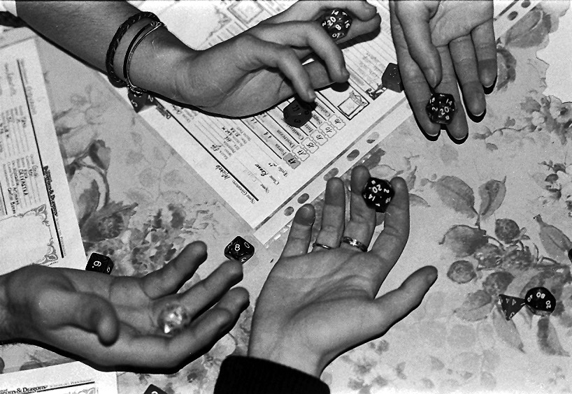 mani che giocano di ruolo [ritoccata sulle curve e timbro]