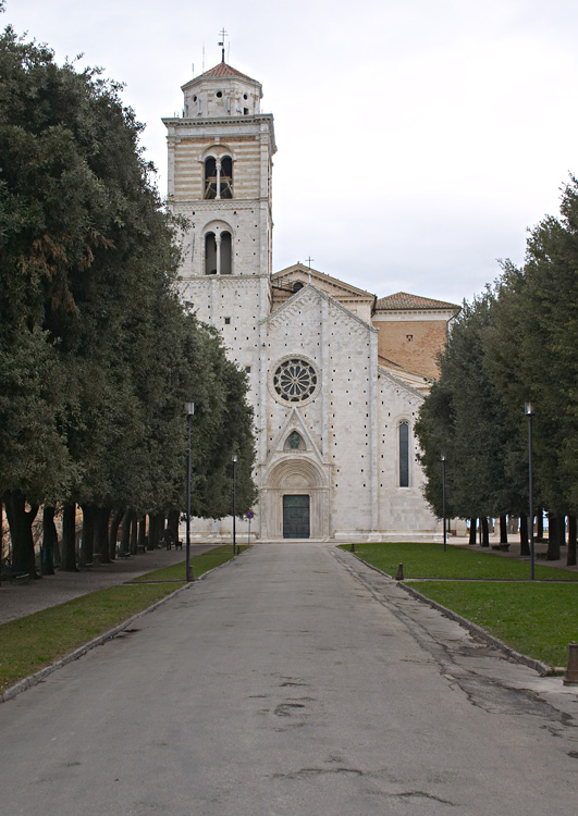 Duomo e viale antistante