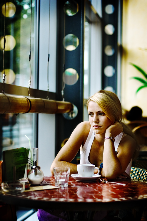 ragazza al bar