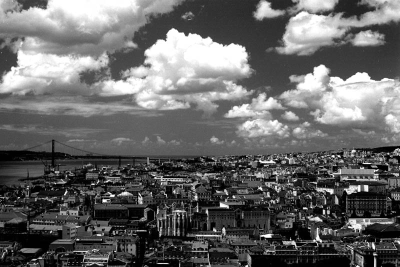 vista di lisbona dal castello, con il polarizzatore
