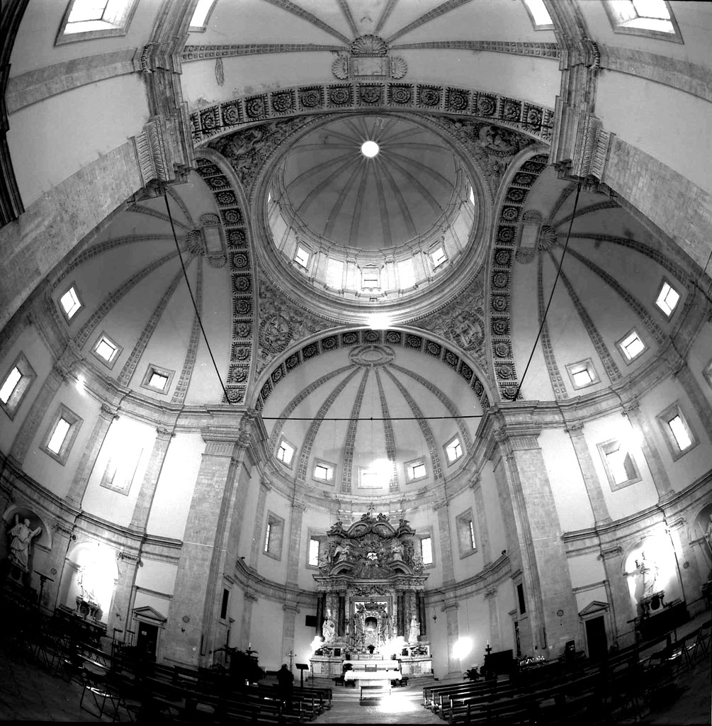 Dentro la chiesa-gioiello