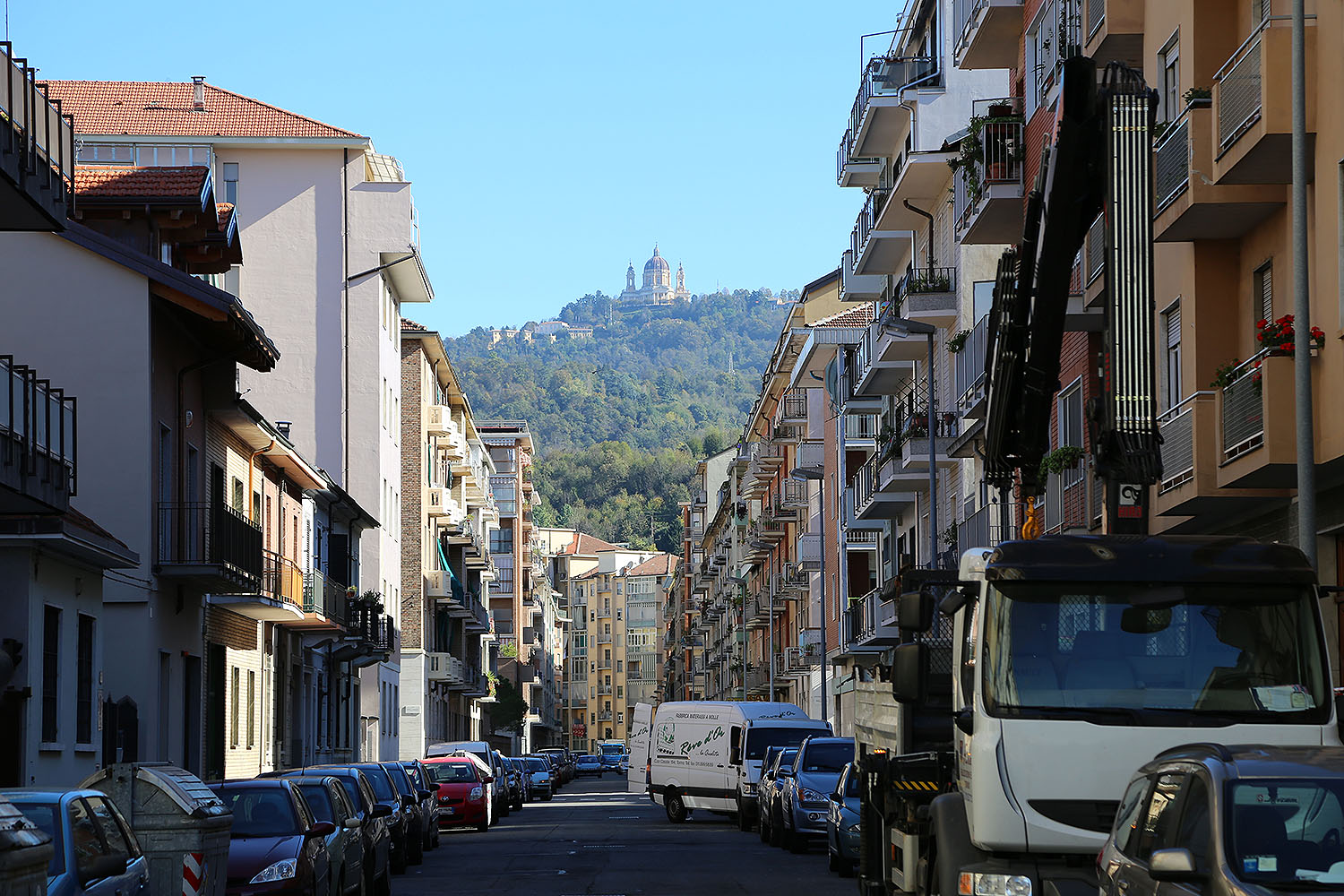 Immagine di Superga da una via
