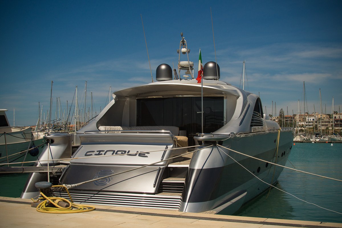 yacht in rada porto turistico Marina di Ragusa