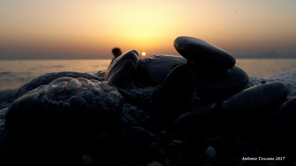 Tramonto tra rocce