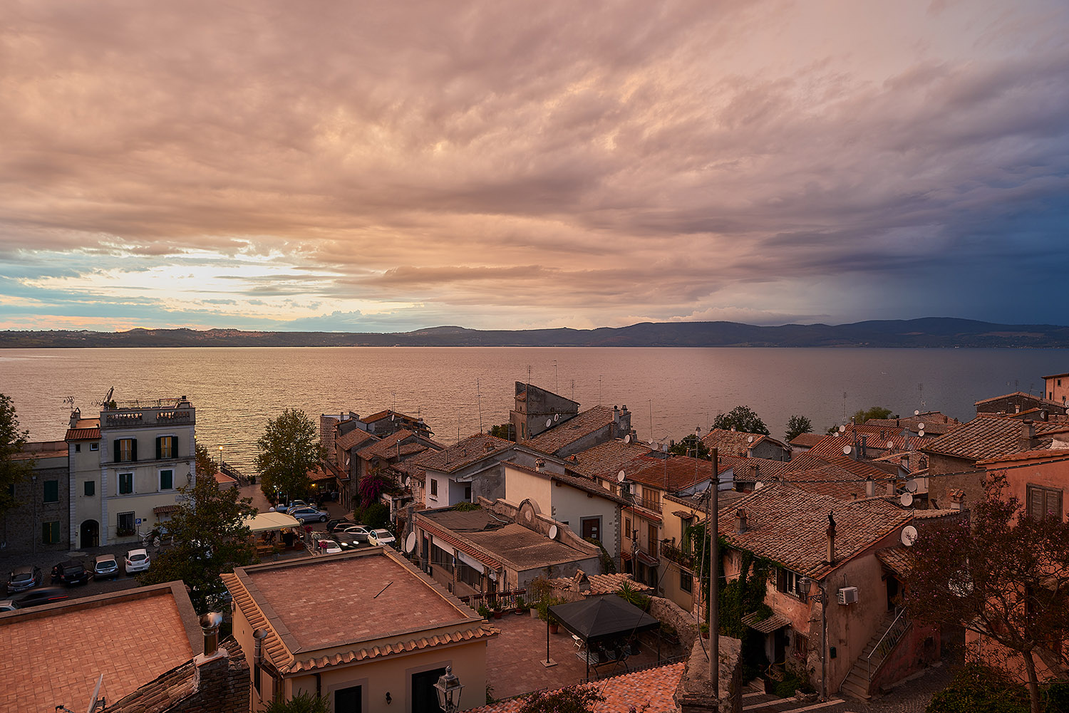 Tramonto sui tetti