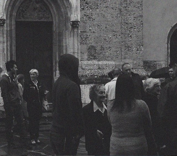 Fedeli di Kranj escono dalla Messa domenicale