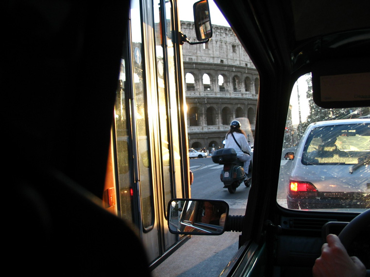 il colosseo nel traffico