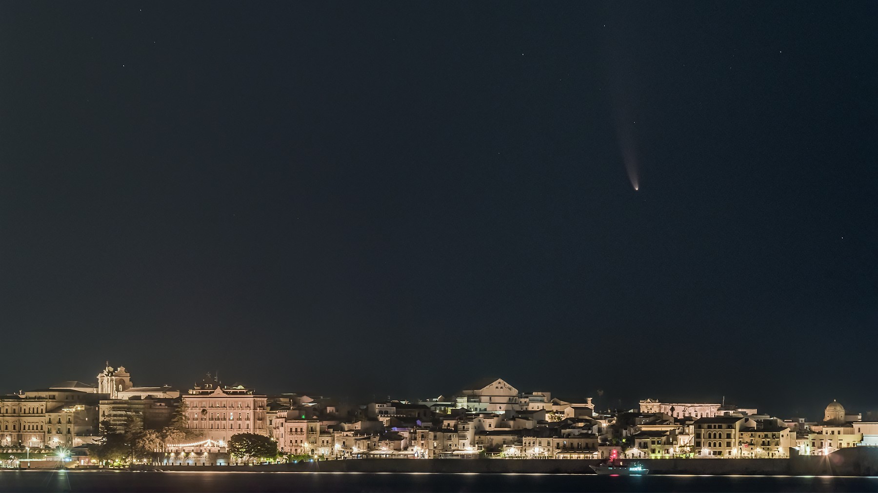 La cometa saluta Ortigia