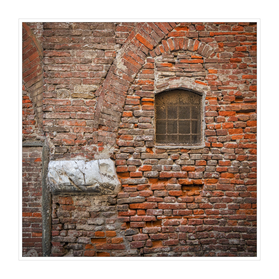 finestra e capitello
