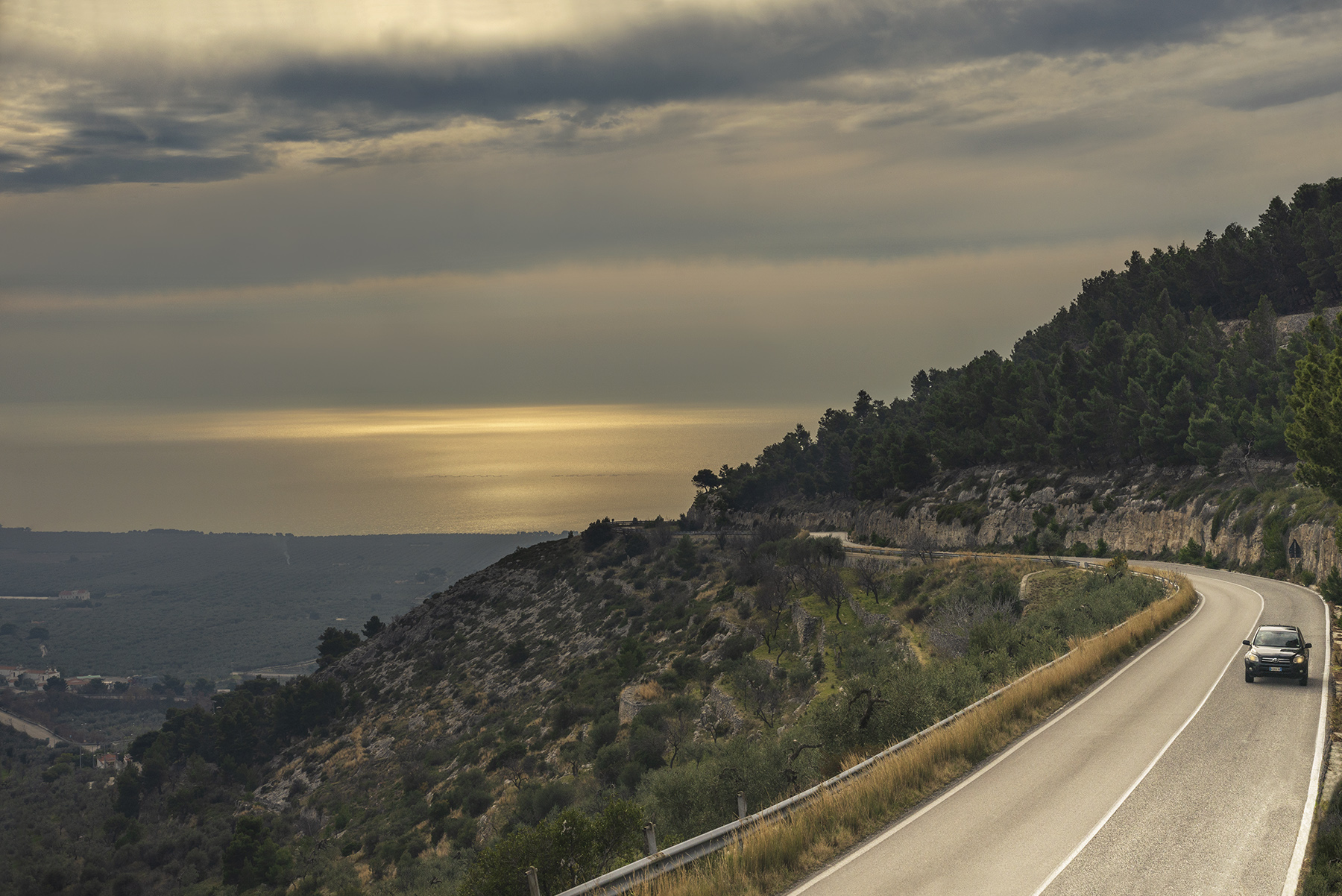 Se  la strada giusta non sei tu a percorrerla,  lei a percorrere te.