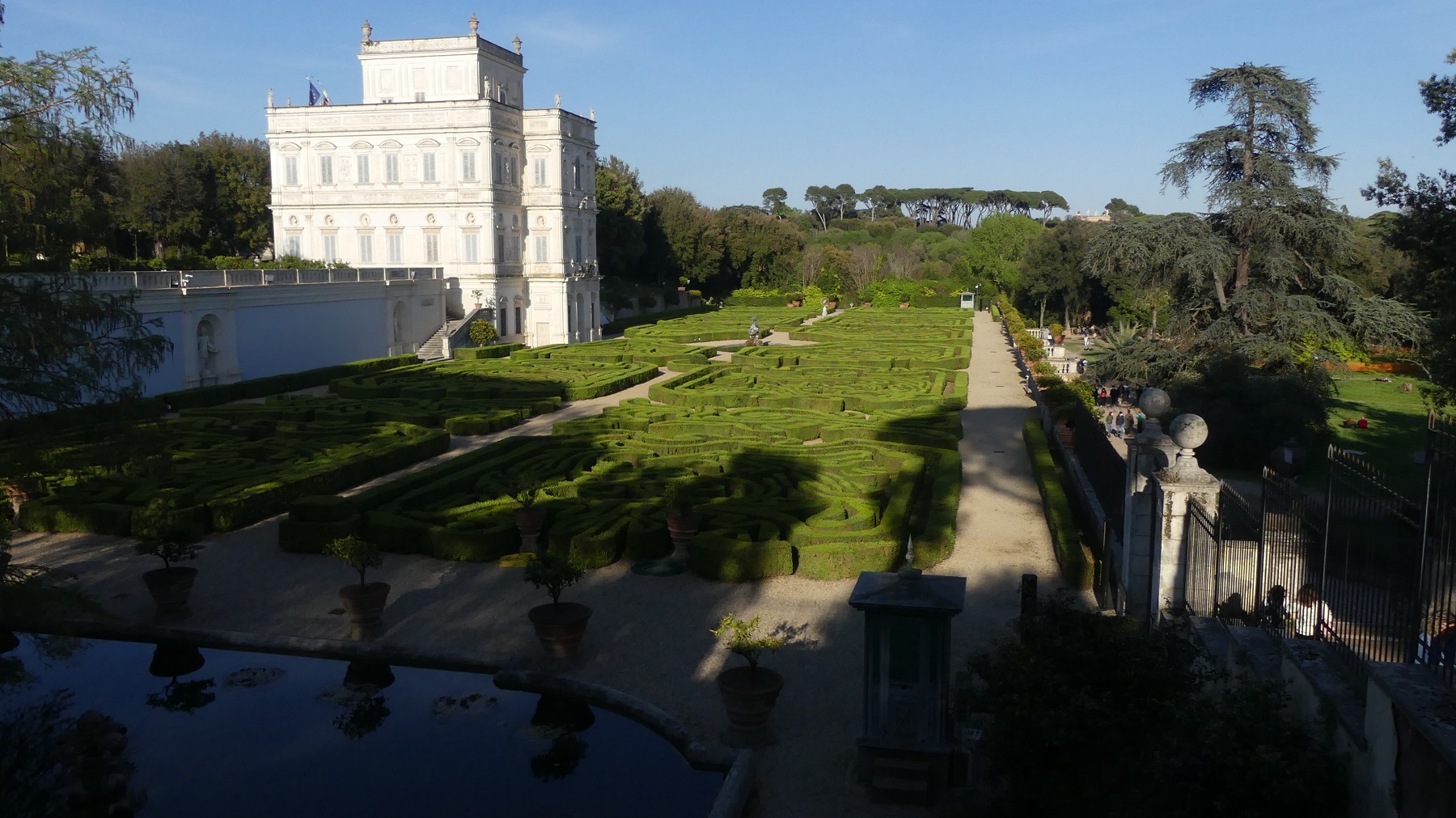 FZ300 Villa Pamphili ISO200; 4; 1/1600s