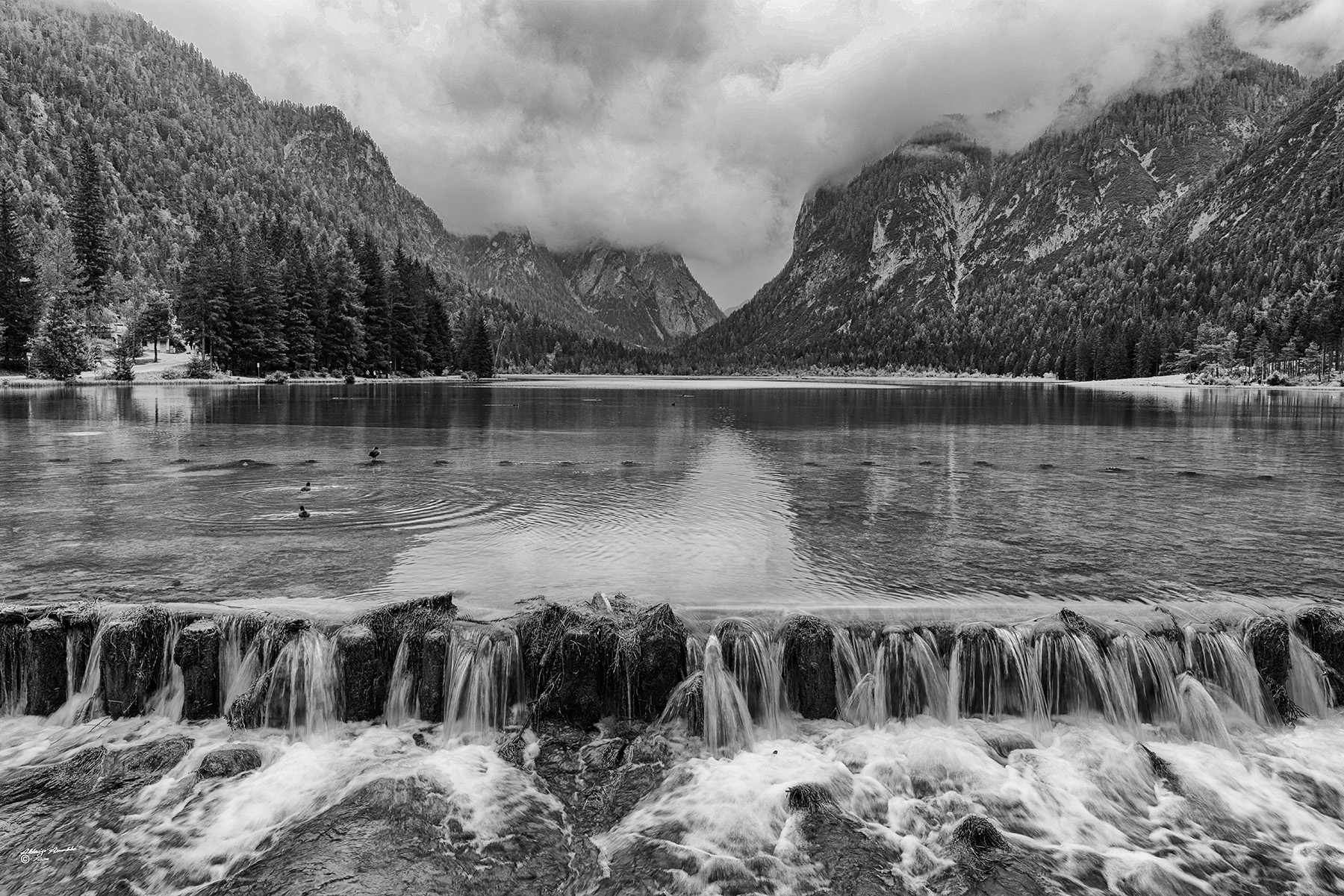 Foschia nella montagna...  B/N..Lago Dobbiaco