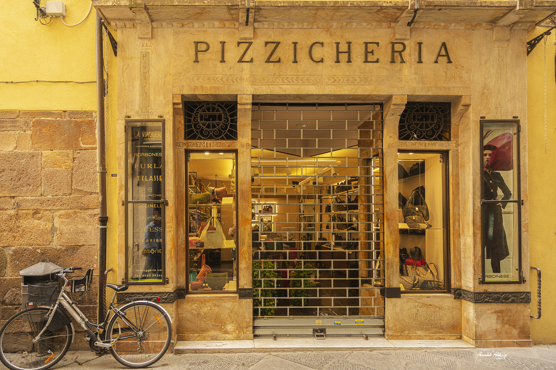 Pizzicheria... oppure abbigliamento..