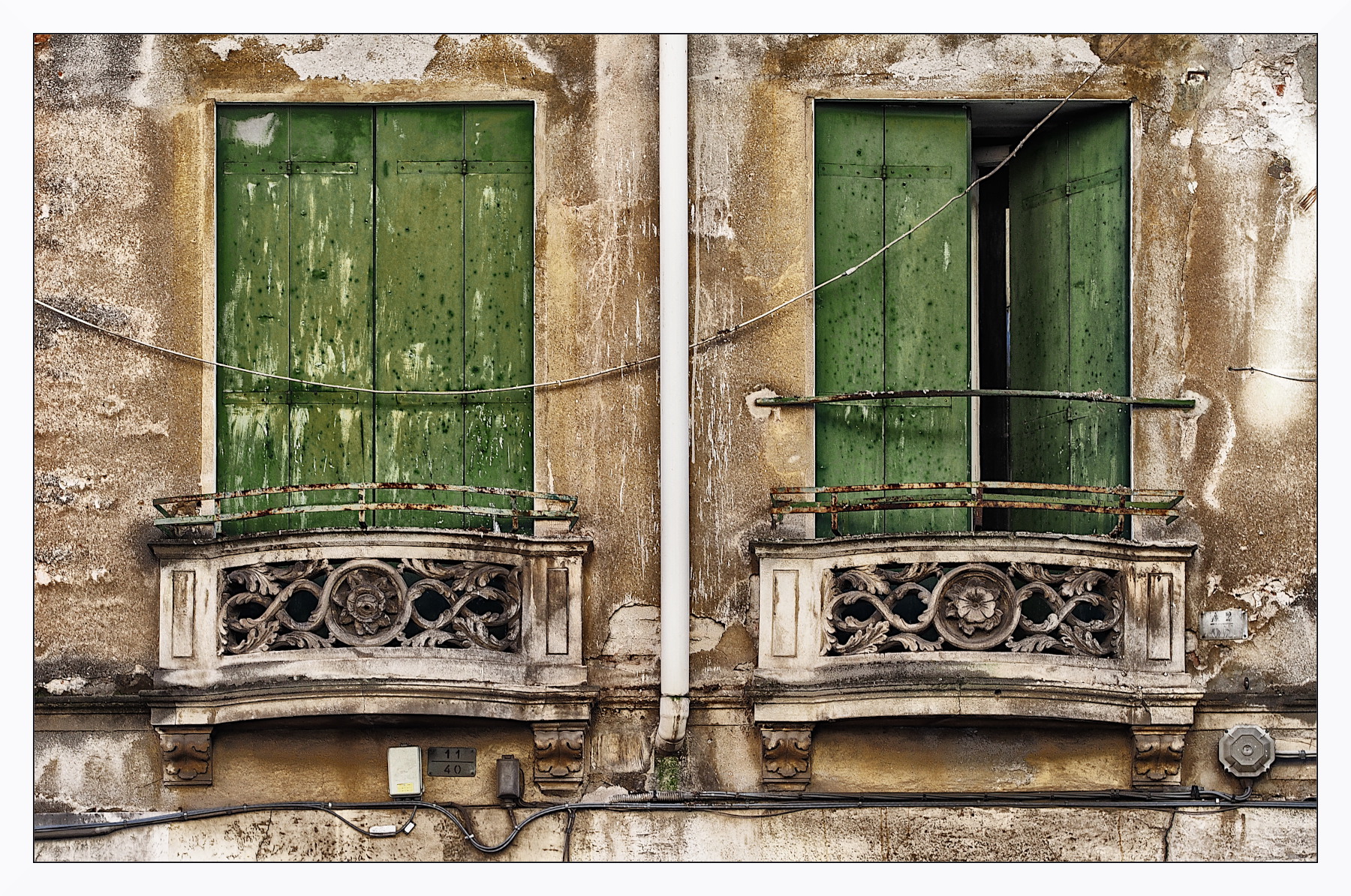 Vecchie finestre in coppia
