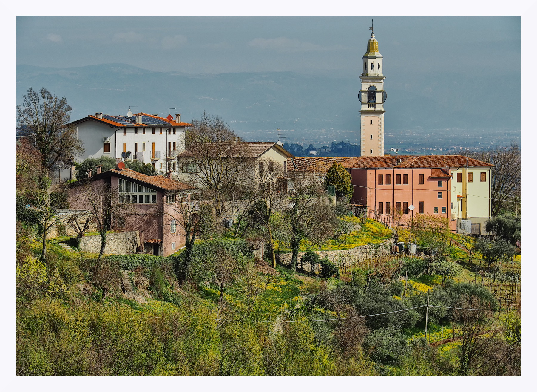 Borgo collinare in primavera