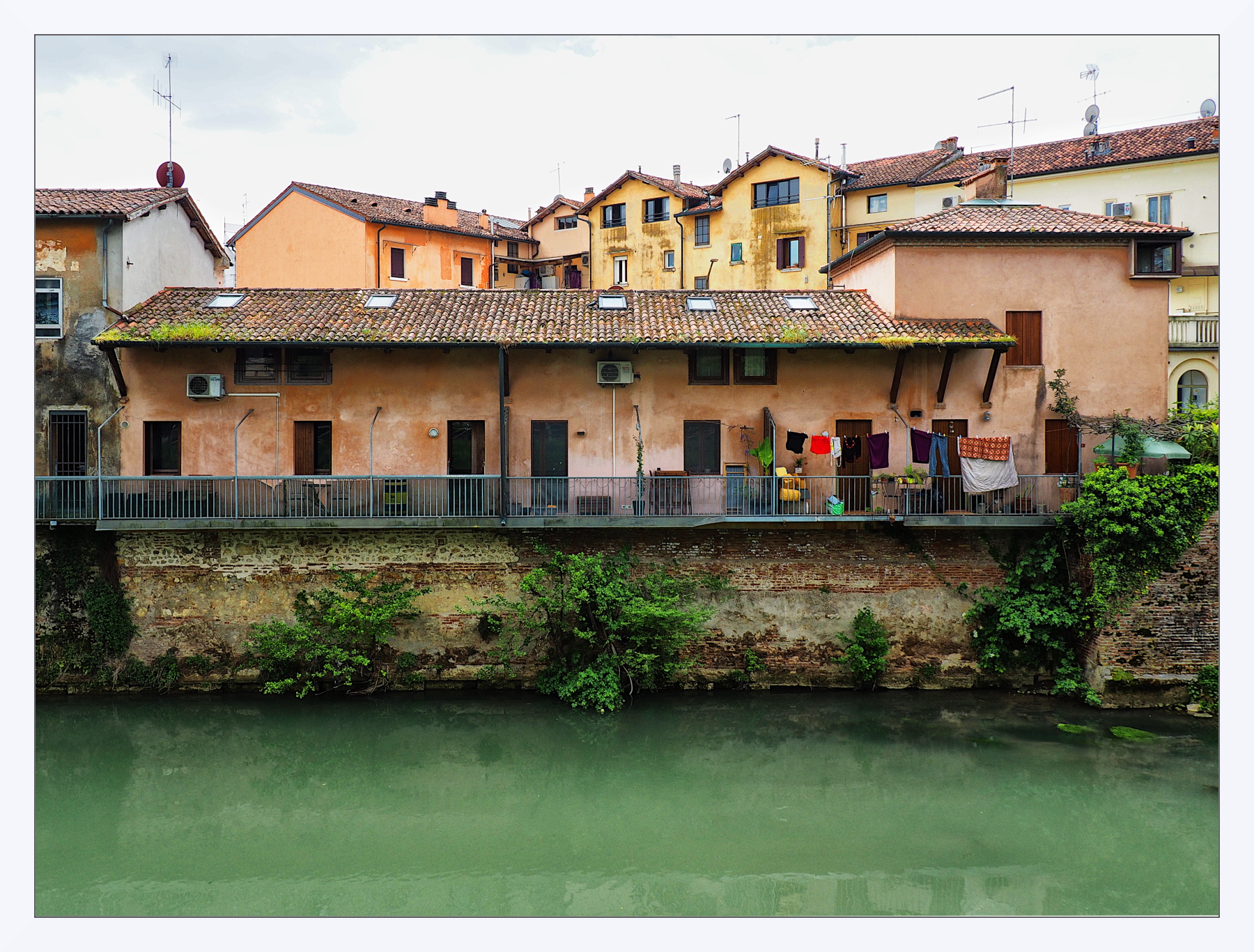 Abitazioni lungo  il fiume Bacchiglione