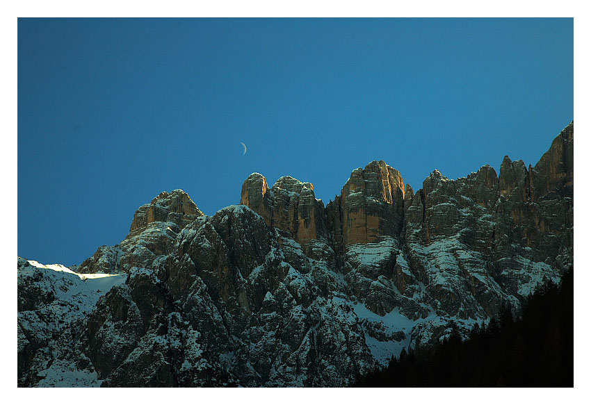 la luna e le rocce