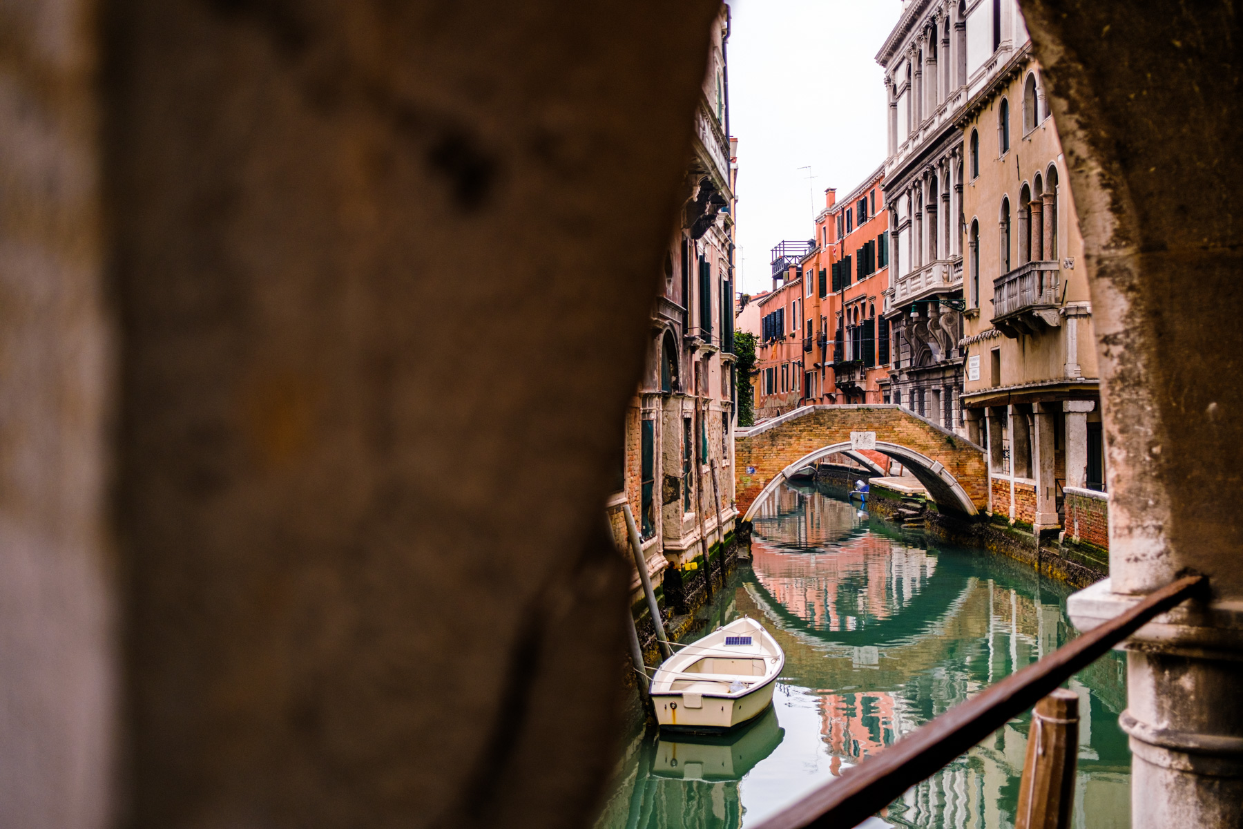 Venezia, ponte tra le righe