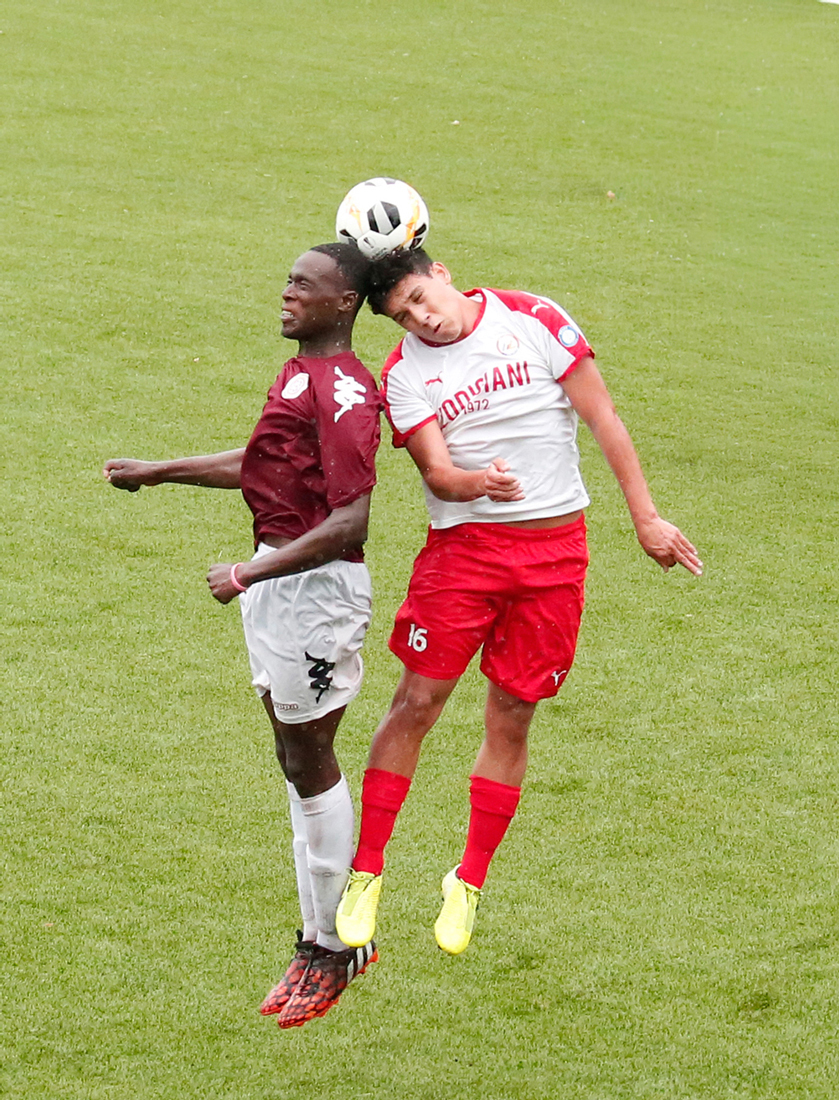 Due teste per un pallone ( i giocatori non si sono infortunati)