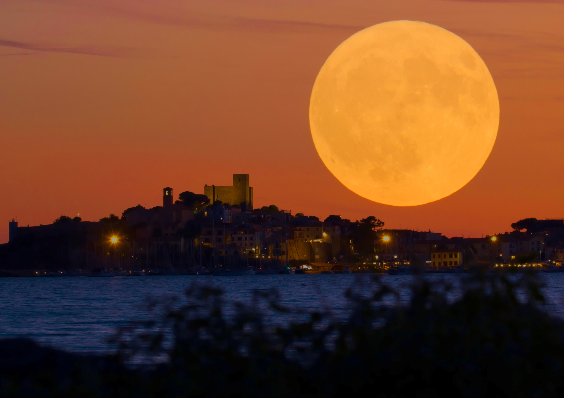 Talamone con mega-luna