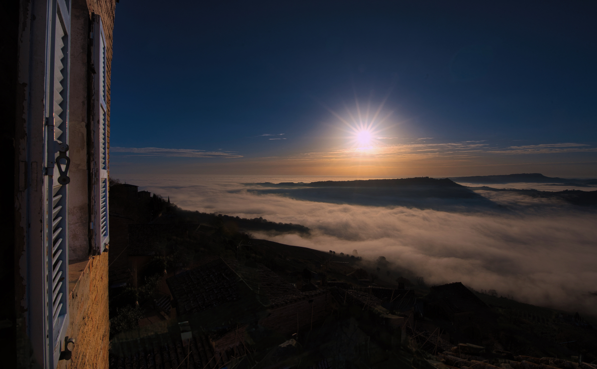 Alba magica in collina