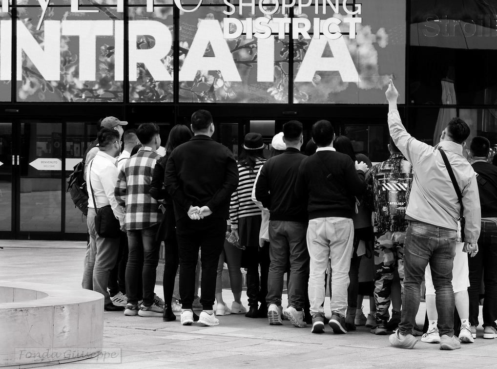Di spalle...