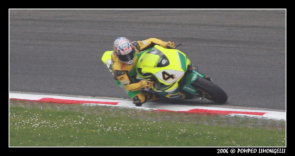 SBK - Monza 2006 - In piega alla Ascari (BARROS)