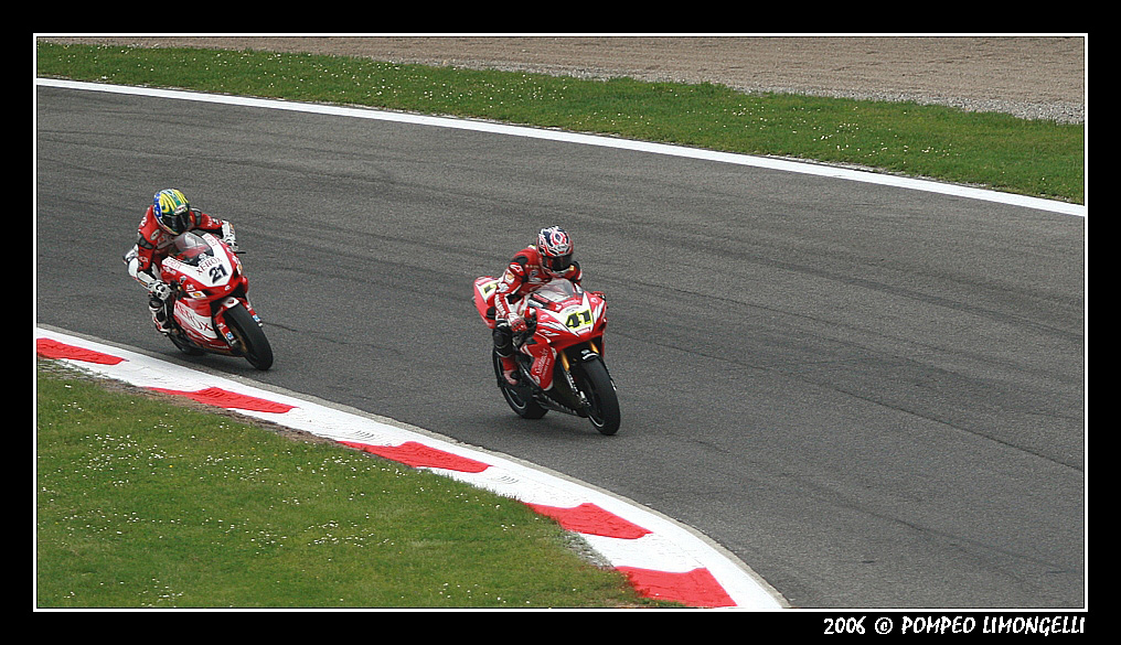 SBK - Monza 2006 - In piega alla Ascari (BAYLISS-HAGA)