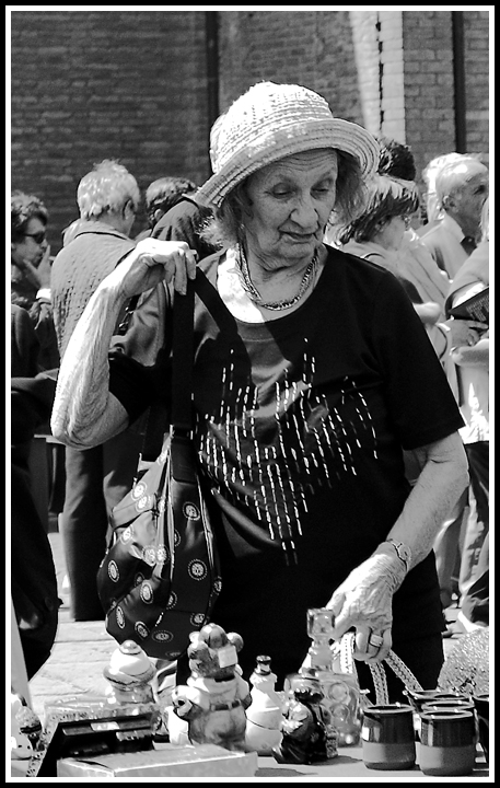 donna al mercatino