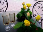 bicchieri vuoti tra rose gialle
