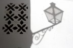 Fregi di ispirazione araba nell'ombra di un lampione liberty. Ronda, Andalusia. Commenti e critiche sempre graditi.