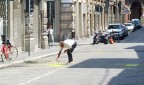Domenica pomeriggio in una Bologna afosa e deserta.

Un signore pensa di sistemarsi le striscie pedonali di fronte al negozio...